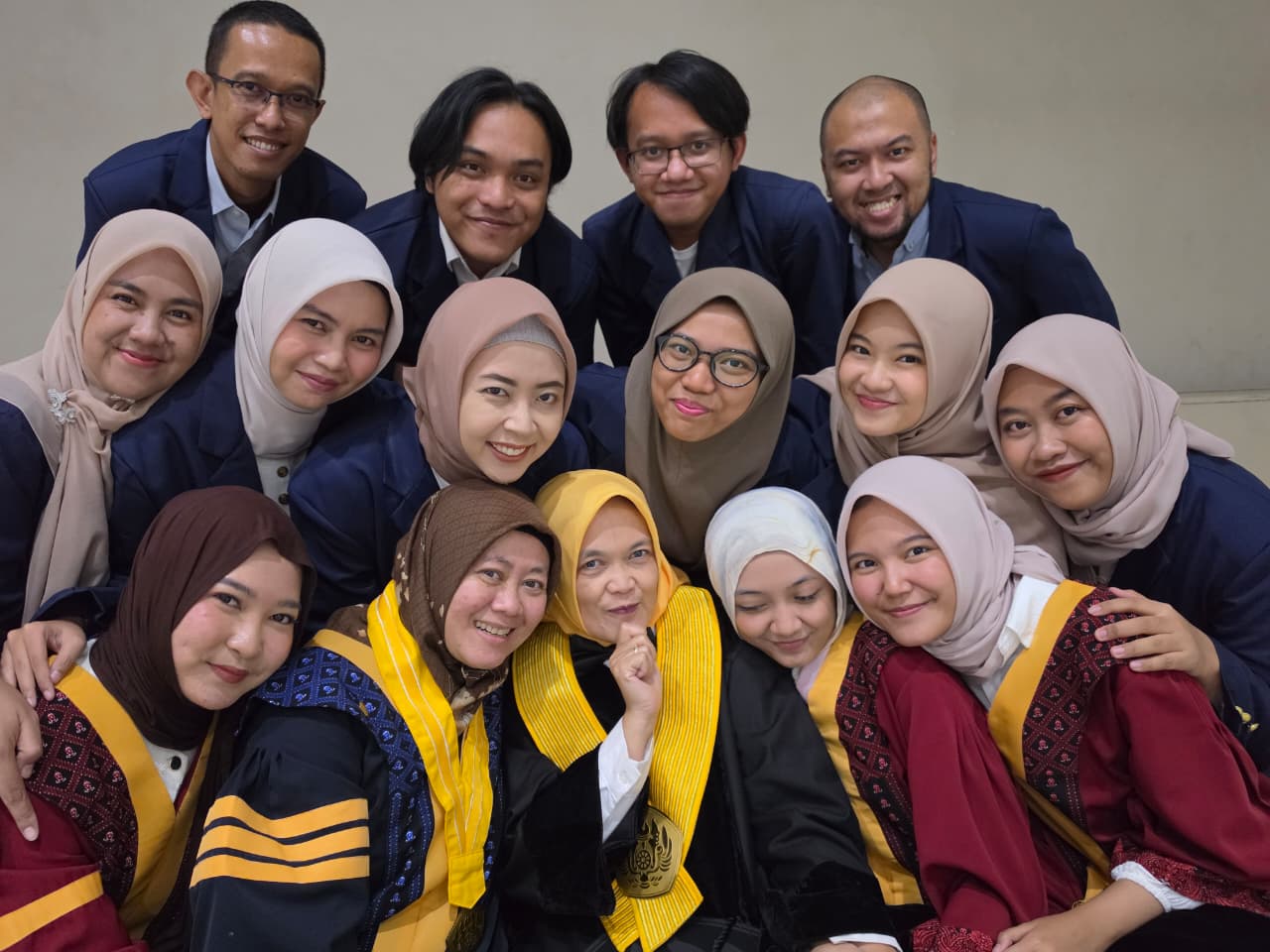FIMP Group researchers and students together in a group photograph